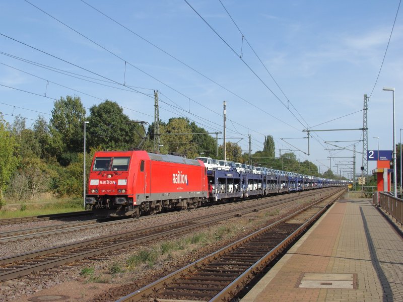 185 225-0 mit einem Ganzzug voller Autos durchfhrt den Bahnhof Niederndodeleben. Der Zug kam aus Richtung Magdeburg. Fotografiert am 18.09.2009.