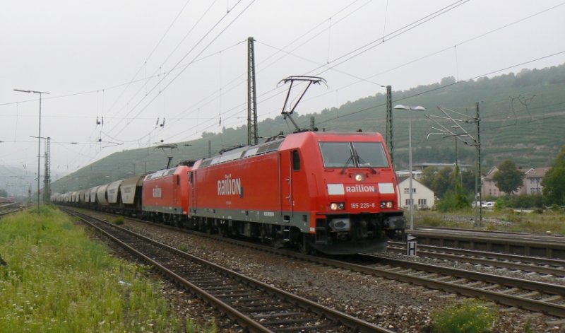 185 226 und eine weitere Schwesterlok mit einem Transcerealis-Getreidezug in Esslingen/Neckar. Sie werden den Zug ber die Geislinger Steige Richtung Ulm transportieren.