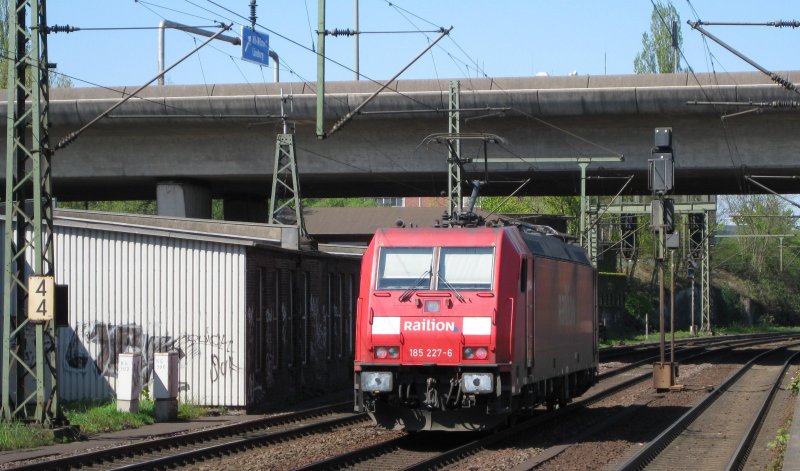 185 227-6 rollt am 18.04.09 als Lz durch Hamburg-Harburg Richtung Hafen.