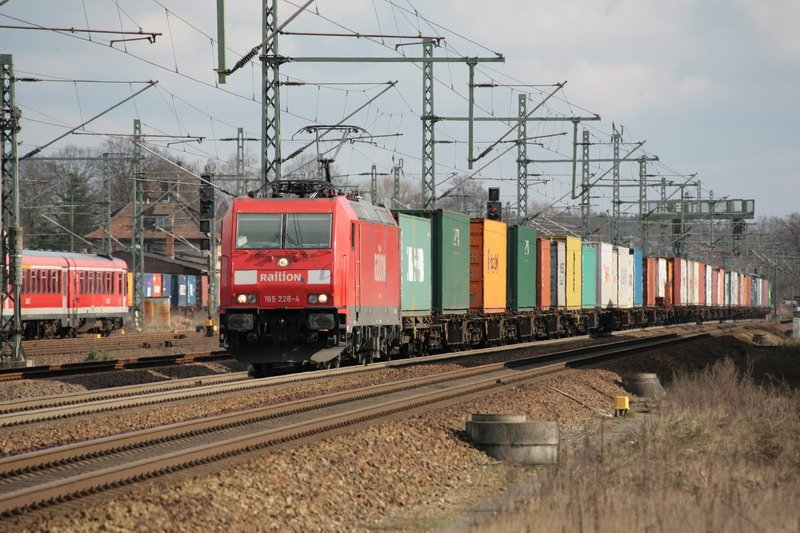 185 228-4 mit Containerzug durch Ludwigslust. 27.03.2008