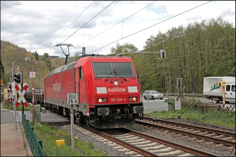 185 228 bringt den Aluminumbrammenzug 47731 Richtung Kreuztal und durchfhrt den ehemaligen Haltepunkt Einsal. Ziel des Zuges wird die Schweiz sein. (30.04.2008)
