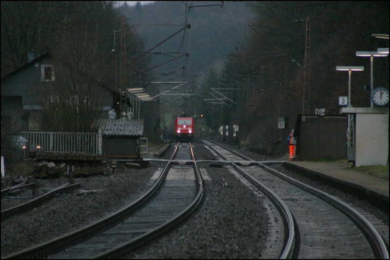 185 228 nhrt sich am 08.12.07 mit ihrem Gz nach Kreuztal dem Haltepunkt Littfeld.
