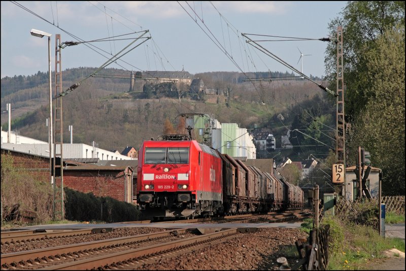 185 229 ist unterhalb des Schlosses Hohenlimburg mit dem Coilzug 47056 nach Hamm(Westf) unterwegs. (23.04.2008)
