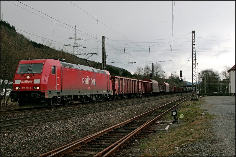 185 230 hat am 19.03.2008 die Aufgabe den 52296 von Finnentrop nach Hagen Gbf zu bringen. Hier bei Plettenberg beschleunigt der Zug Richtung Werdohl.
