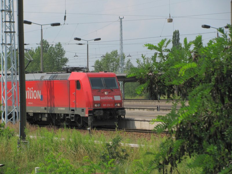 185 234-2 steht mit einem Schotter-GZ in Berlin Schnefeld Flughafen und wartet auf die Weiterfahrt nach Grnau, um dort den GZ fr den BBI abzugeben.