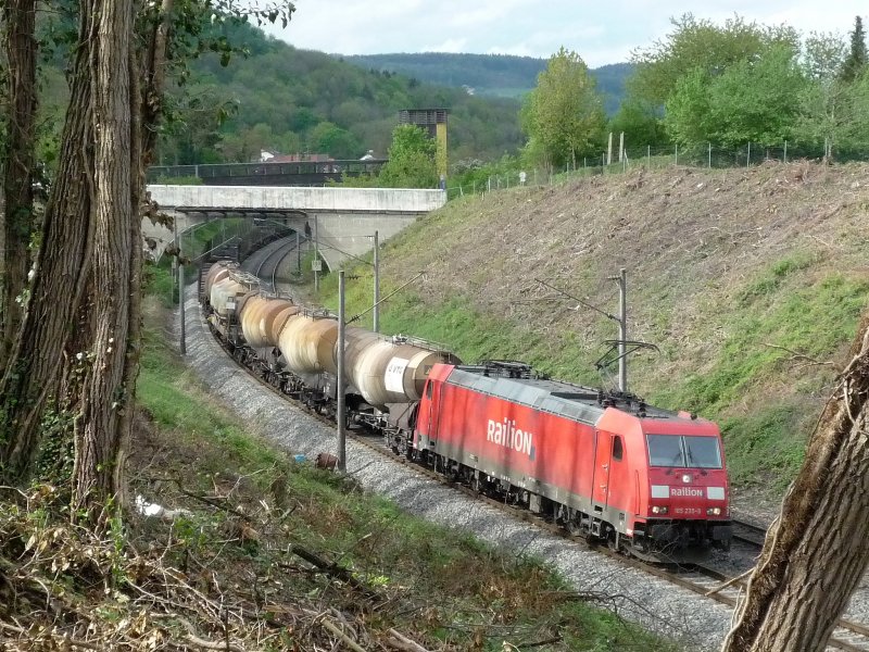 185 235-9 mit dem FS 43198 Hall in Tirol - Zrich kurz vor Singen(Htw). 29.04.09
