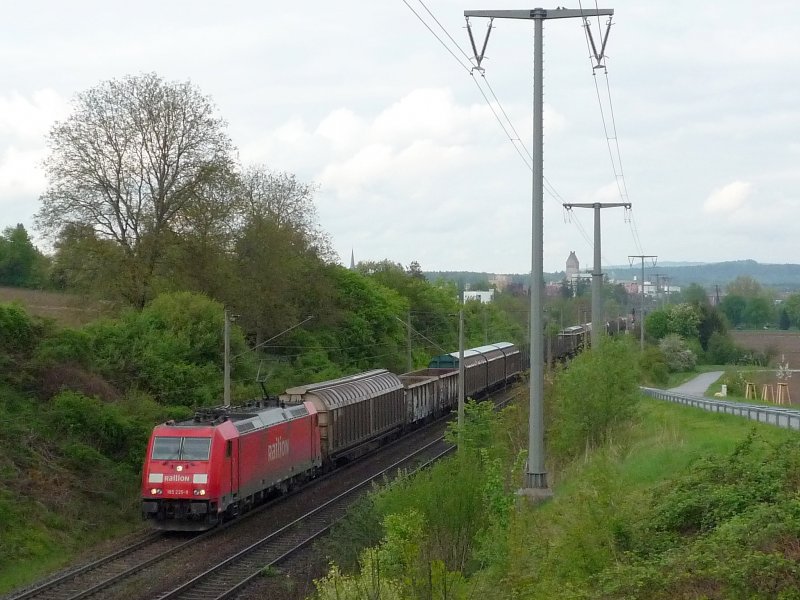 185 235-9 mit dem FS 43198 Hall in Tirol - Zrich kurz hinter Singen(Htw). 29.04.09