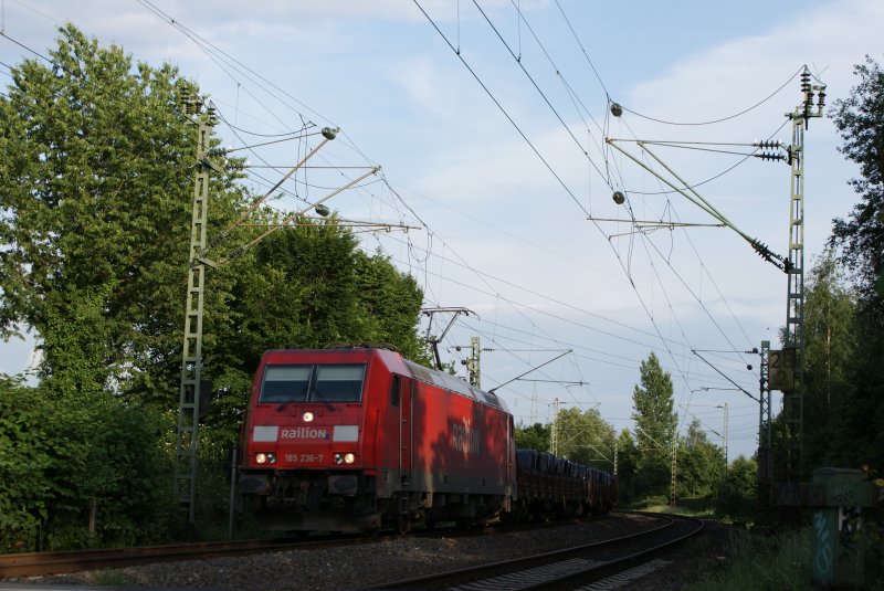 185 236-7 mit Drahtrollen am Km 28,190 in D�sseldorf am 03.06.2008