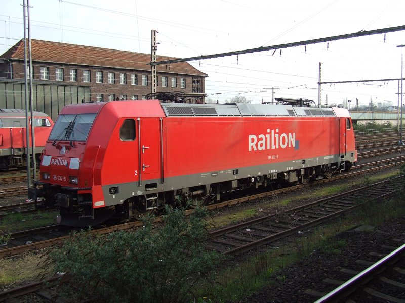 185 237-5 abgestellt in Wanne-Eickel Hbf. 5.4.07