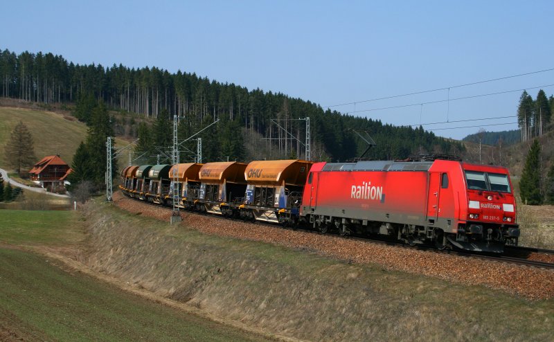 185 237-5 mit dem CS 61819 (Friesenheim-Villingen) am km 70,0 9.4.09