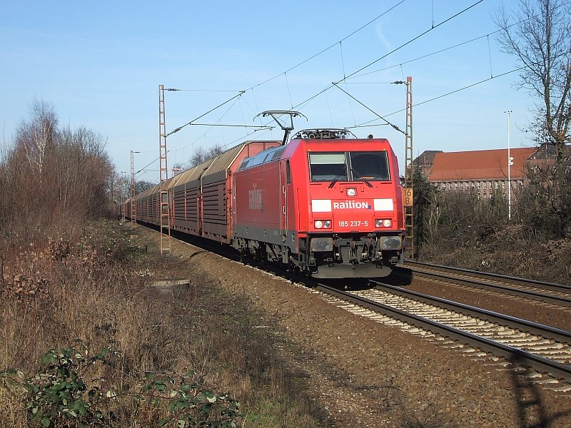 185 237 mit einem Autozug am 9.2.2008 durch Limmer -> Linden