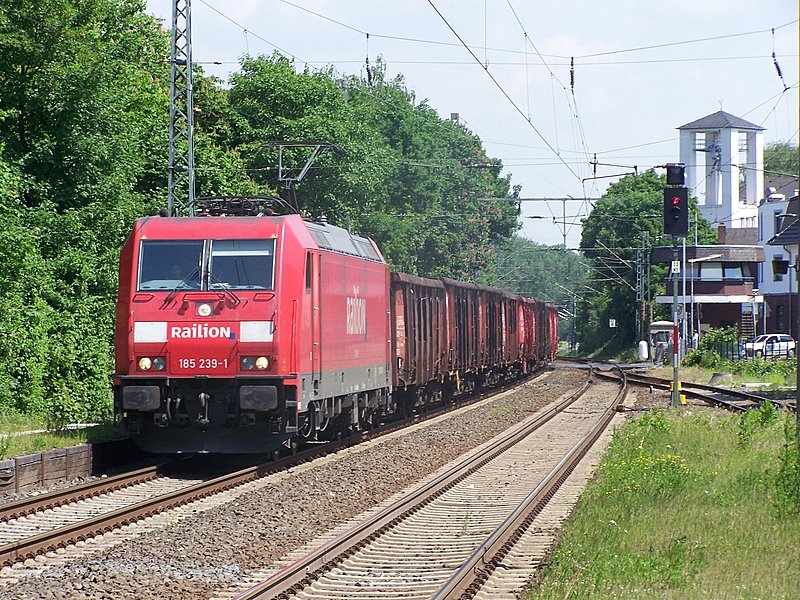 185 239-1 durchfhrt mit einem Gterzug den Geilenkrichener Bahnhof auf gleis 1 in Richtung Aachen West. 23.05.08