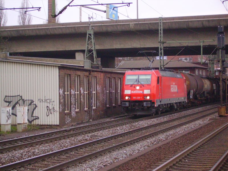 185 239-1 f�hrt mit Kesselwagen durch Hamburg-Harburg. 28.03.08