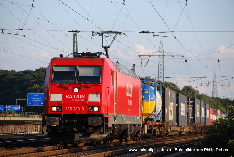185 240-9 (Railion DB Logistics) fhrt am 25. Juli 2009 um 20:14 Uhr mit GZ durch Duisburg Obermeiderich