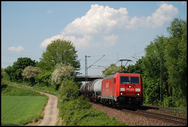 185 241 ist unterwegs in Richtung Kornwestheim. Aufgenommen am 14.Mai 2008 in Ellental.