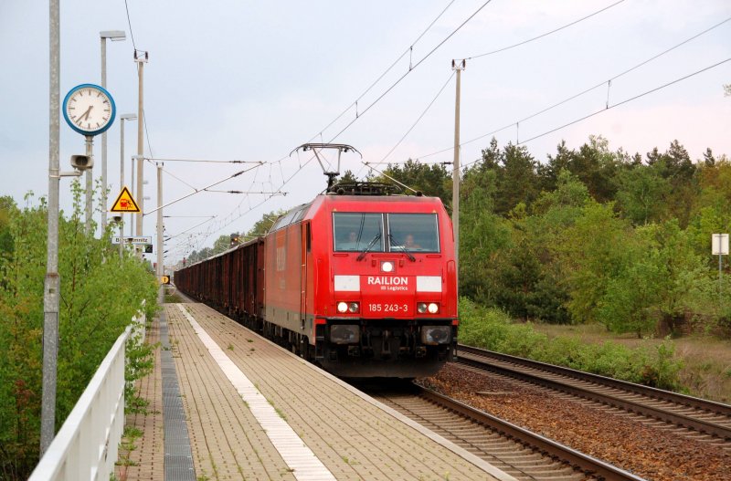 185 243 fhrt am 30.04.09 mit einem Gterzug durch Burgkemnitz Richtung Halle/Leipzig.