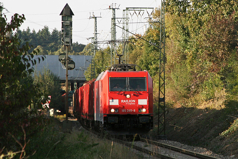 185 245 mit Gterzug am 03.10.2009 bei Mnchen-Trudering.