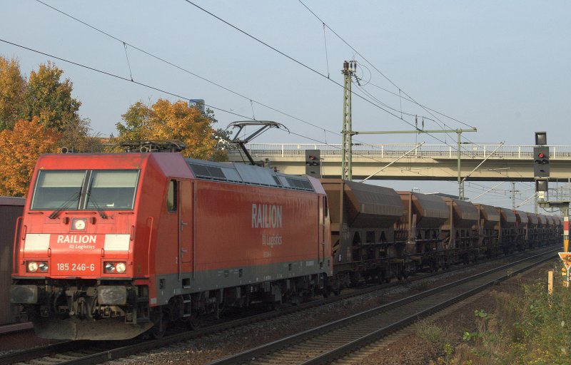 185 246-6 mit Gterzug fhrt in Limburgerhof Richtung Kaiserslautern. 11.10.2008