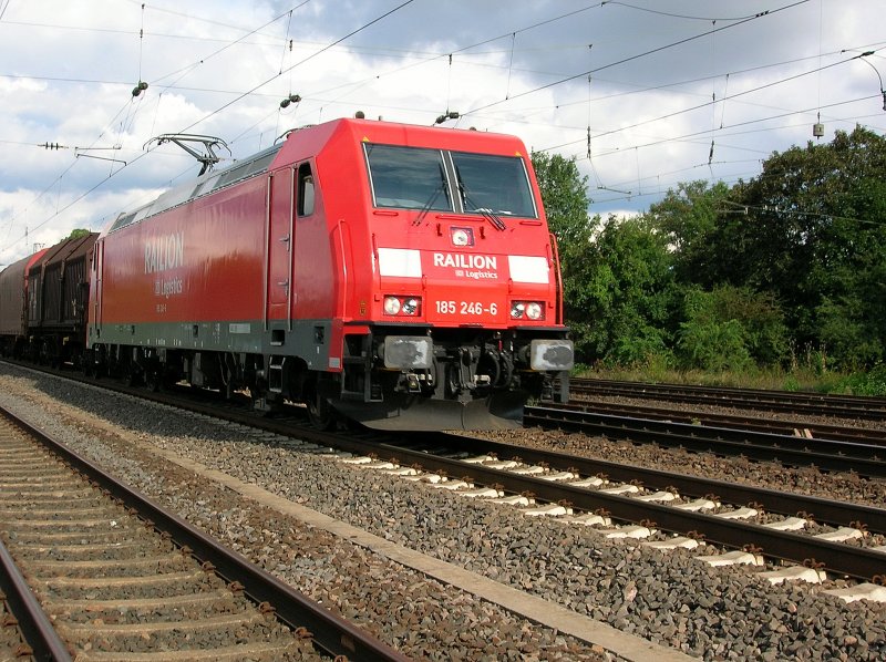 185 246-6 der Railion Logistics  in Neuwied am 13.8.2006. Sie fhrt Richtung Kln.