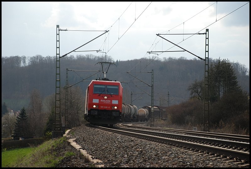 185 246 ist mit ihrem gemischten Gterzug in Richtung Ulm unterwegs. Aufgenommen am 12.April 2008 bei Urspring.