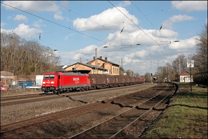 185 247 kommt mit dem FX 51036, aus Beddingen, in Westhofen eingefahren. Ziel ist Hagen. (29.03.2008)

