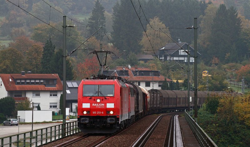 185 251 und die abgebgelte 139 145 befahren am 11. Oktober 2008 mit dem Neckartalumleiter FIR 51904 (Kornwestheim Rbf - Gremberg) die doppelstckige Neckarbrcke bei Neckargemnd.
