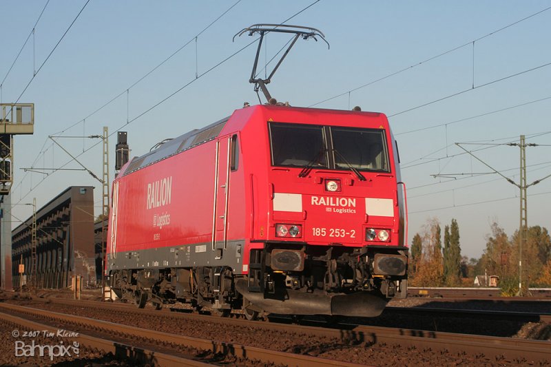185 253 am Abend des 22.10.2007 bei den Sderelbbrcken. www.bahnpix.de