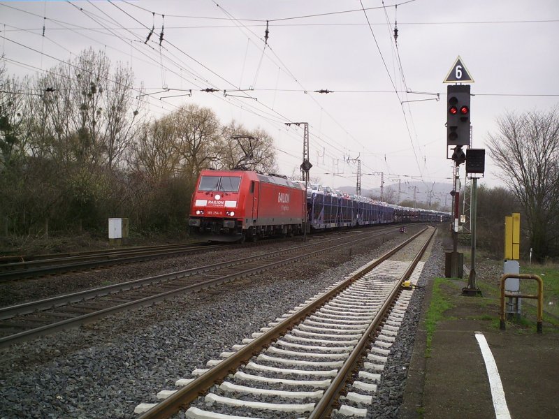 185 254-0 mit Autozug am 24.03.2007 in Kreiensen.