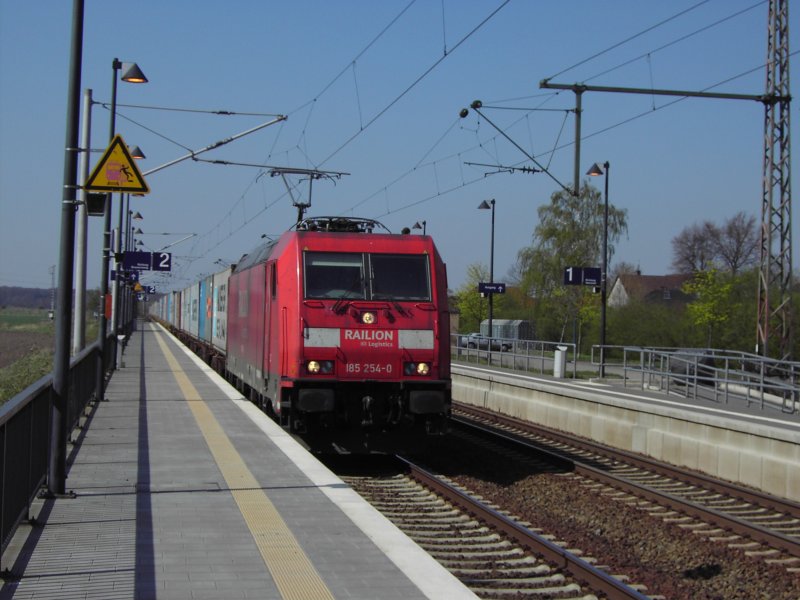 185 254-0 Railion DB Logistics bei der Durchfahrt durch den Bahnhof V�rum am 10.04.2008