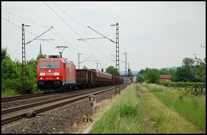 185 256 ist mit einem gemischtem Gterzug in Richtung Gemnden unterwegs. Aufgenommen im Mai 2008 bei Thngersheim.