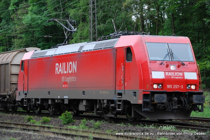 185 257-3 (Railion DB Logistics) fhrt am 9. Mai 2009 um 16:20 Uhr mit einem GZ durch Duisburg Neudorf