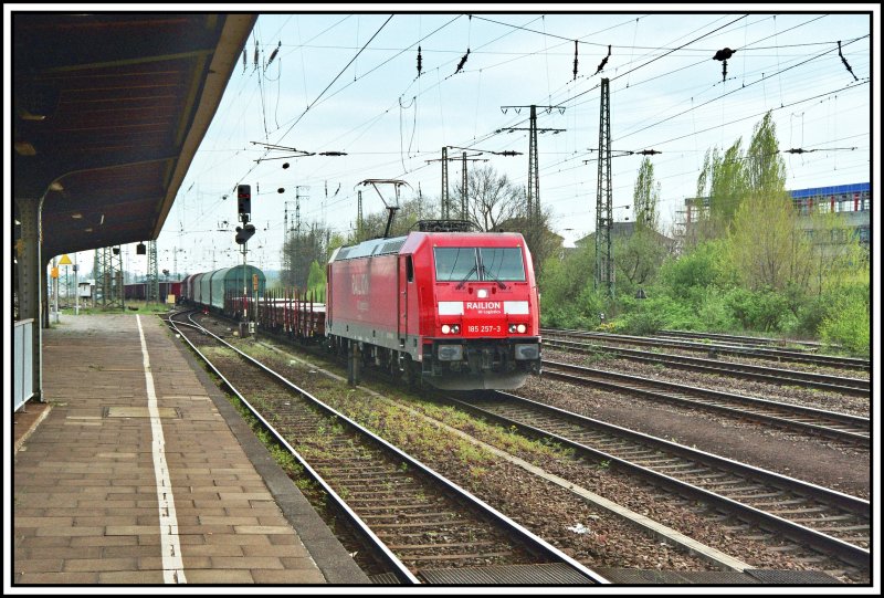 185 257 durchfhrt am 13.04.2007 den Bahnhof Hamm (Westf) mit einem langen Gterzug Richtung Hannover.
