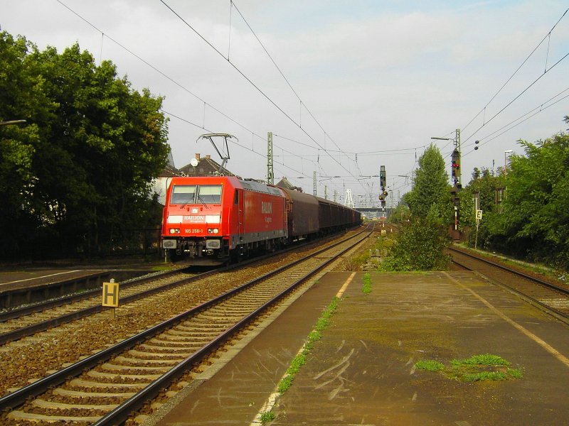 185 258-1 fhrt mit ihrem Gterzug durch Ludwigshafen-Mundenheim in Richtung Kaiserslautern