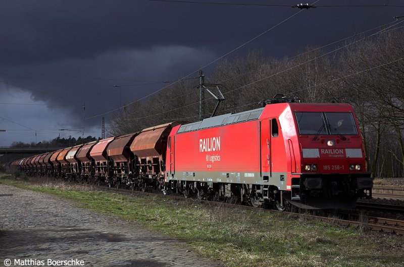 185 258-1 in Radbruch bei netter Wetterstimmung am 02.04.08.