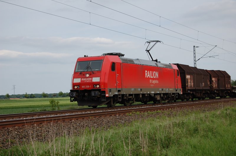 185 258-1 Railion DB Logistics am 09.05.2009 bei Woltorf