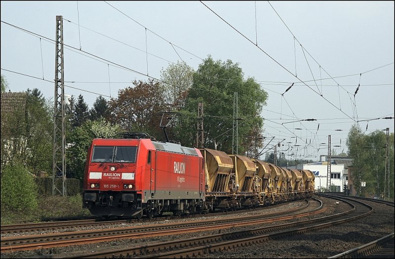 185 258 erreicht mit einem Gterzug den ehemaligen Bahnhof von Westhofen. (15.04.2009)