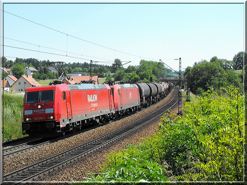 185-258 mit einer weiteren Vertreterin ihrer Gattung (abgebgelt) im Streiflicht bei Deuerling unterwegs.(KBS 880,13.06.2009)