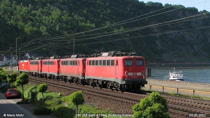 185 258 zieht am 3.5.2007 4 Loks der Baureihe 139 durch das Rheintal.