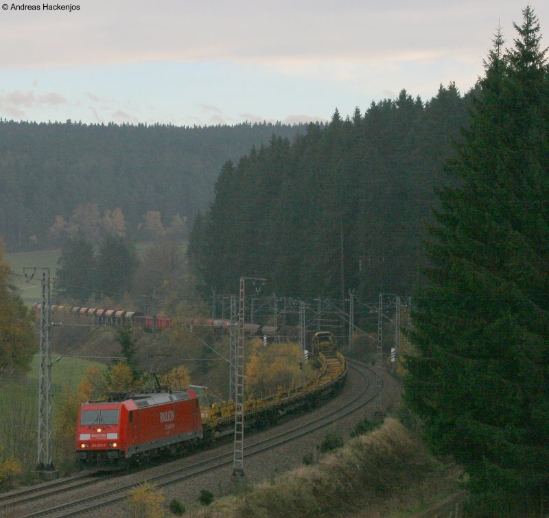 185 259-9 und 294 786-9 (Zugschluss) mit dem FZT 55834 (Villingen-Offenburg Gbf) am km 69,0. 5.11.08