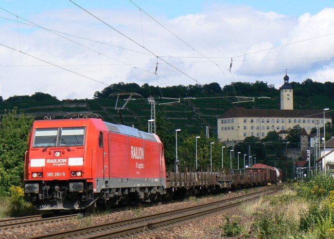 185 261 mit gemischtem Umleitergterzug FR 52777 Mannheim Rbf – Kornwestheim Rbf in Gundelsheim/Neckar. (20.8.2008)
