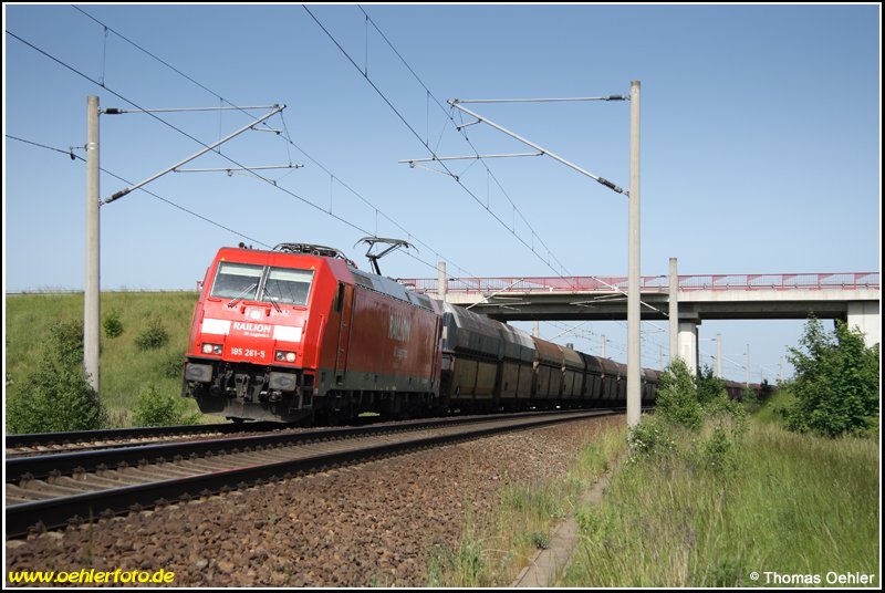 185 261 passiert am 30.05.08 mit einem Bunkerzug die Straenberfhrung bei Posthausen (Nhe Borsdorf) in Richtung Leipzig-Engelsdorf.