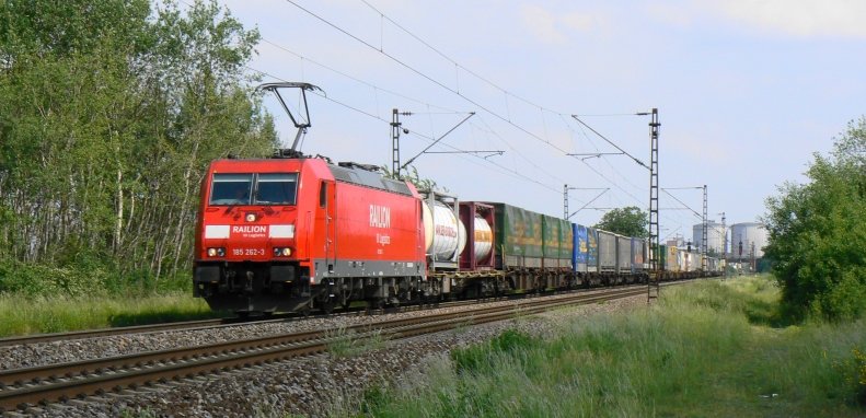 185 262 fuhr am 21.5.2008 mit einem KLV Zug auf der KBS 700 gen Sden (Wiesental)