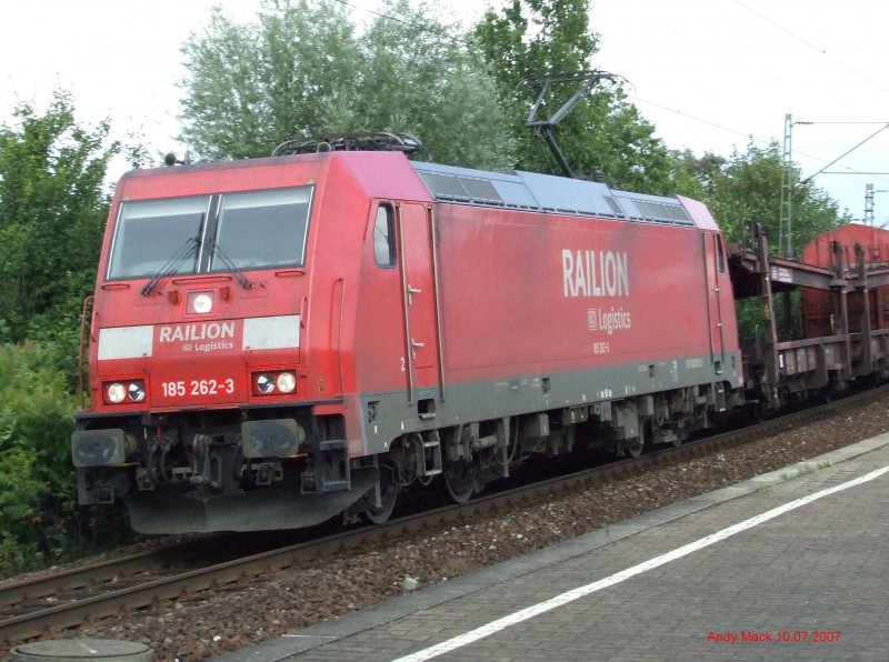 185 262, schon mit dem neuesten Logo der DB Railion durchfhrt den S-Bahnhalt Tamm (Wrtt.) am 10.07.2007