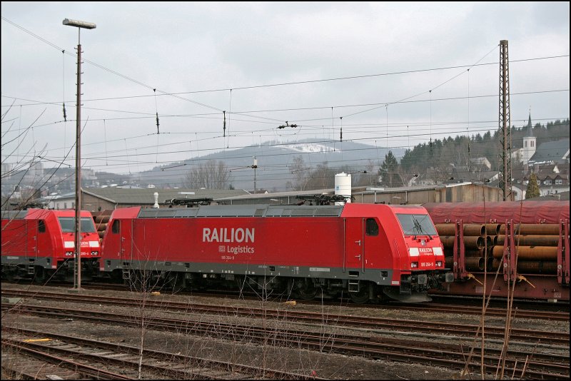185 264 und 185 285 verbingen ihren Ostermontag in Kreuztal auf dem Seitengleis. (24.03.2008)