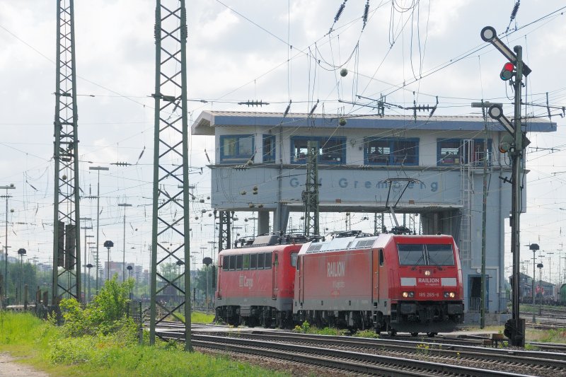 185 265-6 und 140 018-3 passieren als Lokzug das Reiterstellwerk von Gremberg Gbf in der Nordausfahrt. (04.05.09)