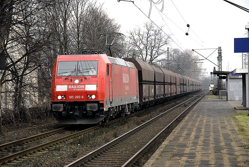 185 265 durchfhrt mit einem Leerzug Duisburg Rheinhausen-Ost. 09.02.2007
