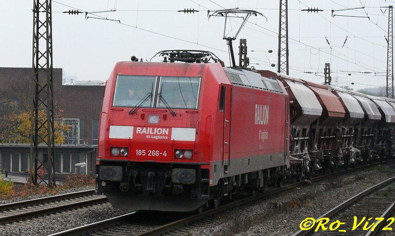 185 266-4 mit einem gemischten Gterzug, durchfhrt Witten Hbf. 03.11.2007.
