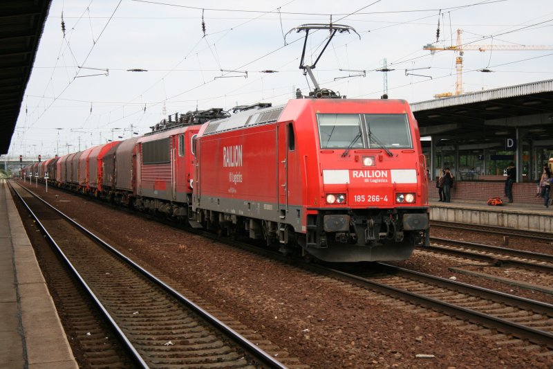 185 266-4 mit Gterzug bei durchfahrt in Berlin Schnefeld Flughafen am 24.6.2009
