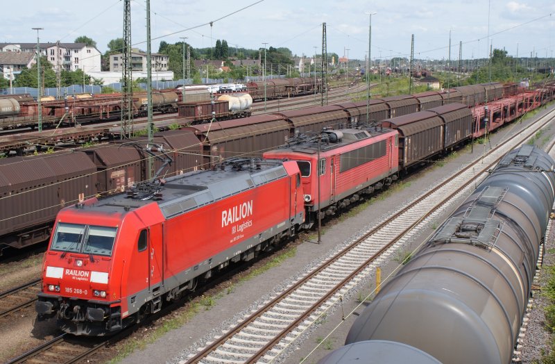 185 268-0 mit 155 195-1 bei abstellen von gemischten G�terwagen in den Seelzer Rbf.Kurz danach wurden die Loks abgeh�ngt und die 155 zog die 185 richtung Letter.