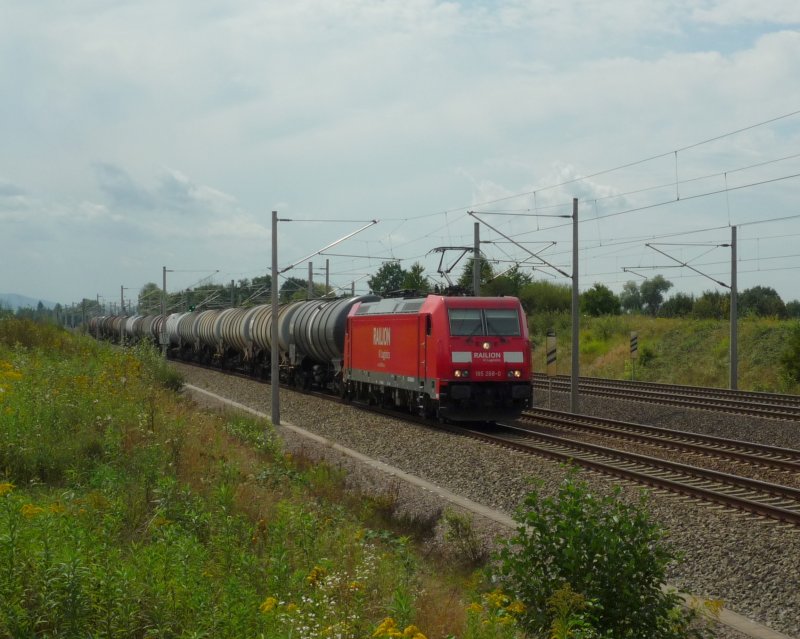 185 268-0 mit einem Kesselwagenzug Richtung Karlsruhe bei Sinzheim. 21.08.09